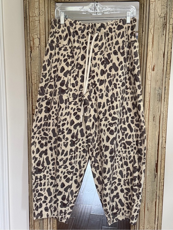 entro Pants - entro Leopard-Print Drawstring Joggers in Beige & Black